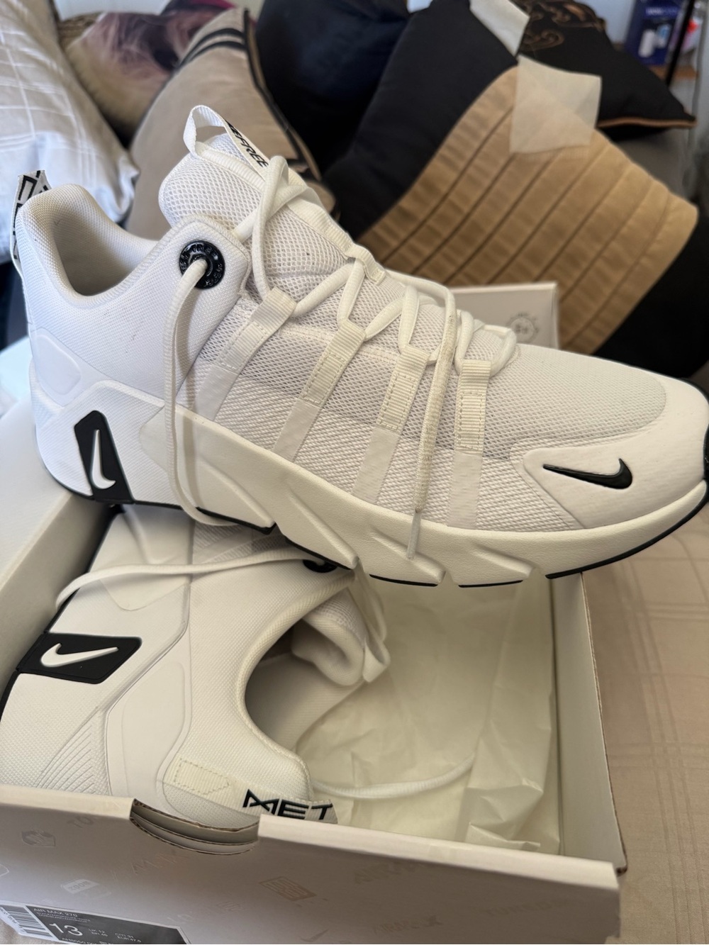 Nike Men's White and Black Low-Top Sneakers